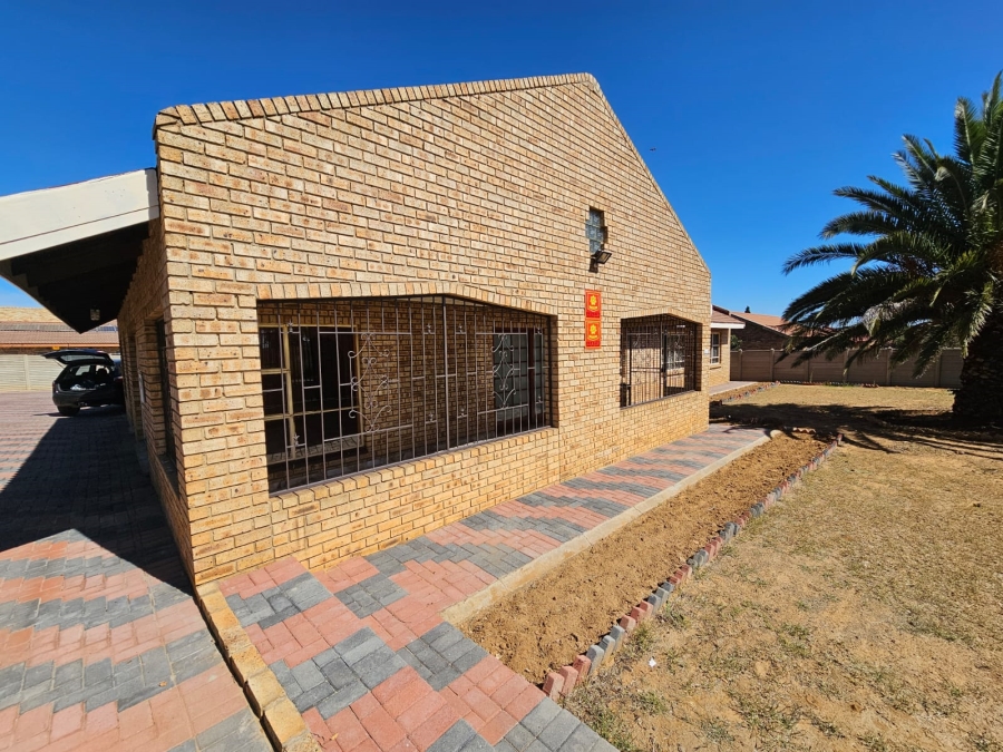 To Let 4 Bedroom Property for Rent in Welgelegen West Free State